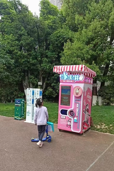 Автомат по продаже мороженого в большом торговом центре